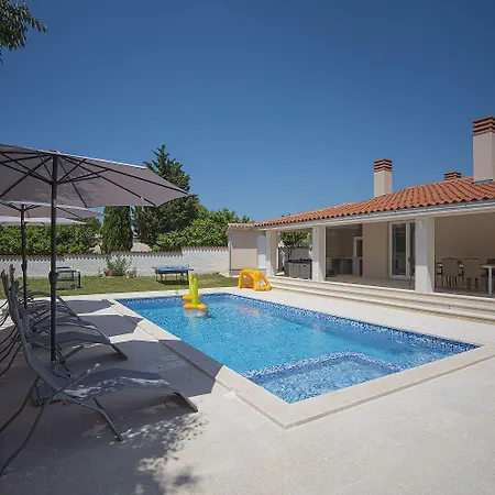Mit Pool Und Klimatisierten Schlafzimmern Holiday home Vodnjan
