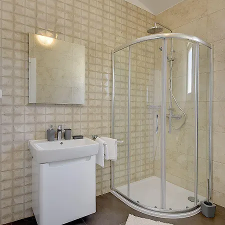 Mit Pool Und Klimatisierten Schlafzimmern * Vodnjan