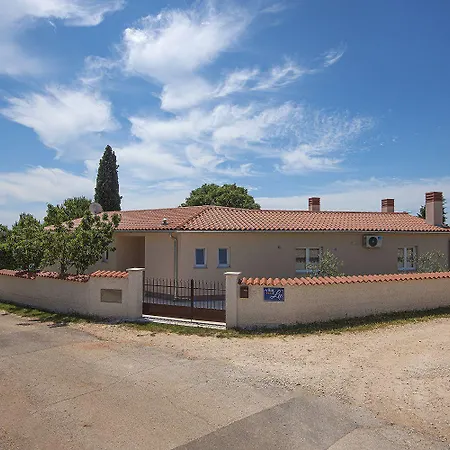 Mit Pool Und Klimatisierten Schlafzimmern Holiday home Vodnjan