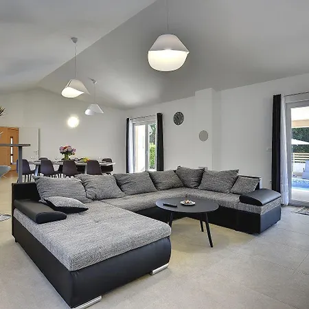 Mit Pool Und Klimatisierten Schlafzimmern Holiday home