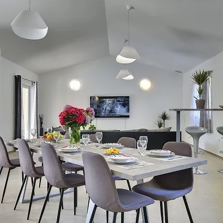 Holiday home Mit Pool Und Klimatisierten Schlafzimmern Vodnjan