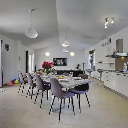 Mit Pool Und Klimatisierten Schlafzimmern Holiday home Vodnjan