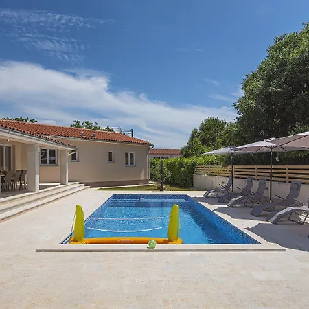 Mit Pool Und Klimatisierten Schlafzimmern * فودنيان