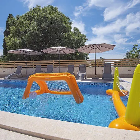 Mit Pool Und Klimatisierten Schlafzimmern